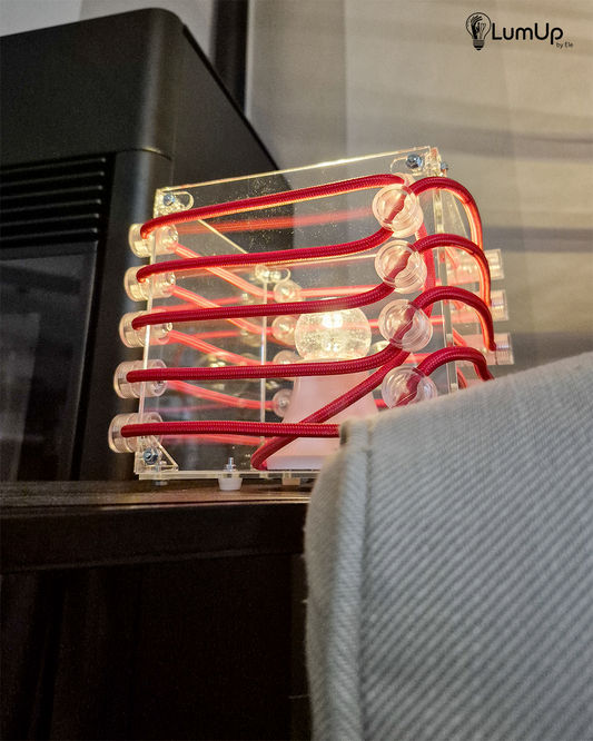 Lampada artigianale realizzata con lastre di metacrilato.
Colore Trasparente lucido - cavo tessile rosso - immagine intera