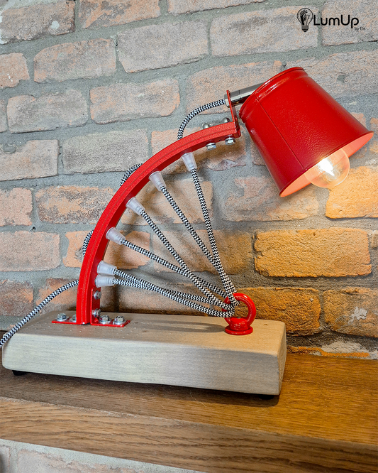Lampada artigianale realizzata con parte di ruota di bicicletta e legno di recupero.
Colore Rosso - Cavo tessile bianco e nero - Punto luce snodato - immagine intera