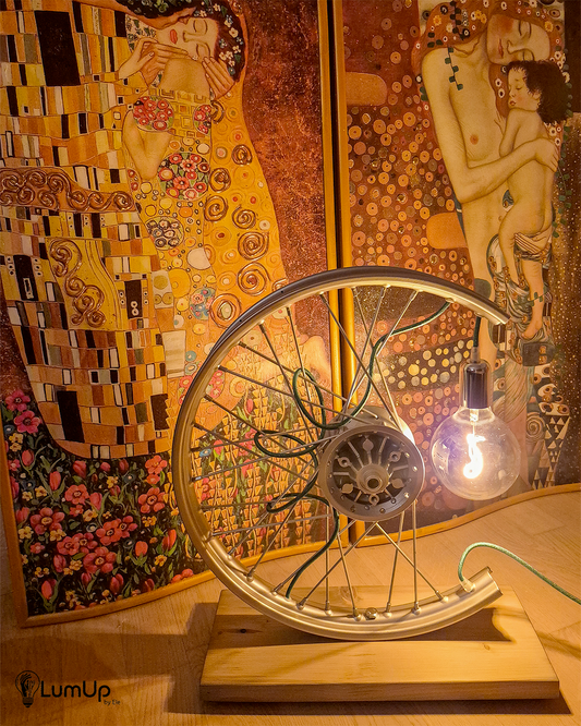 Lampada artigianale realizzata con ruota di motocicletta e legno di recupero.
Colore Argento - Lampadina stile vintage - Cavo elettrico verde - immagine intera