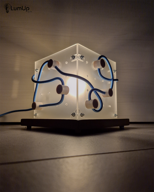 Lampada artigianale realizzata con lastre di metacrilato e legno di recupero.
Colore Trasparente satinato - cavo tessile bianco e azzurro - immagine intera