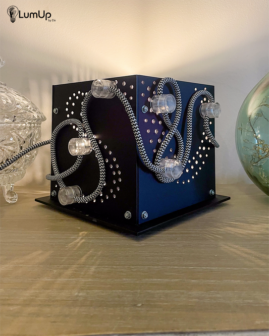 Lampada artigianale realizzata con lastre di metacrilato.
Colore Nero opaco - cavo tessile bianco e nero - immagine intera