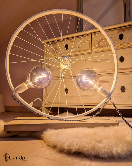 Lampada artigianale realizzata con ruota di bicicletta e legno di recupero.
Colore Bianco - Lampadine stile vintage - Cavo elettrico bianco e nero - immagine intera