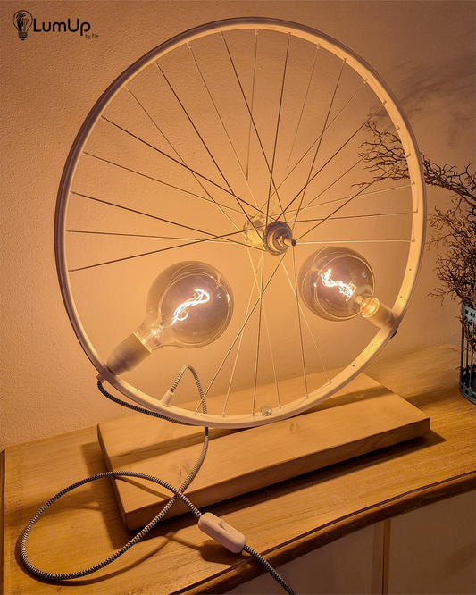 Lampada artigianale realizzata con ruota di bicicletta e legno di recupero.
Colore Bianco - Lampadine stile vintage - Cavo elettrico bianco e nero - immagine intera