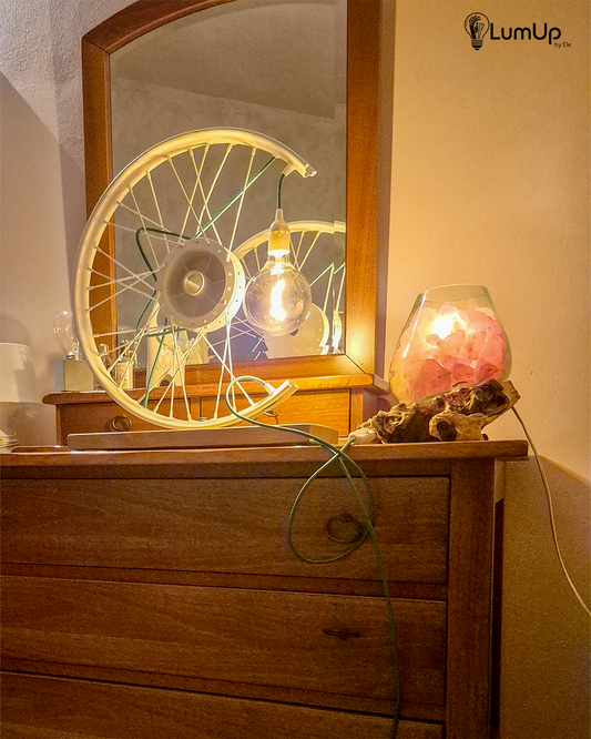 Lampada artigianale realizzata con ruota di motocicletta e legno di recupero.
Colore Bianco - Lampadina stile vintage - Cavo elettrico verde - immagine intera