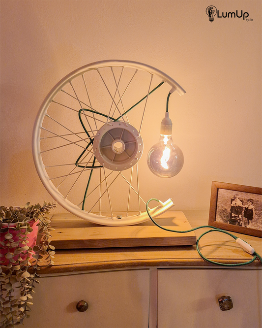 Lampada artigianale realizzata con ruota di motocicletta e legno di recupero.
Colore Bianco - Lampadina stile vintage - Cavo elettrico verde - immagine intera