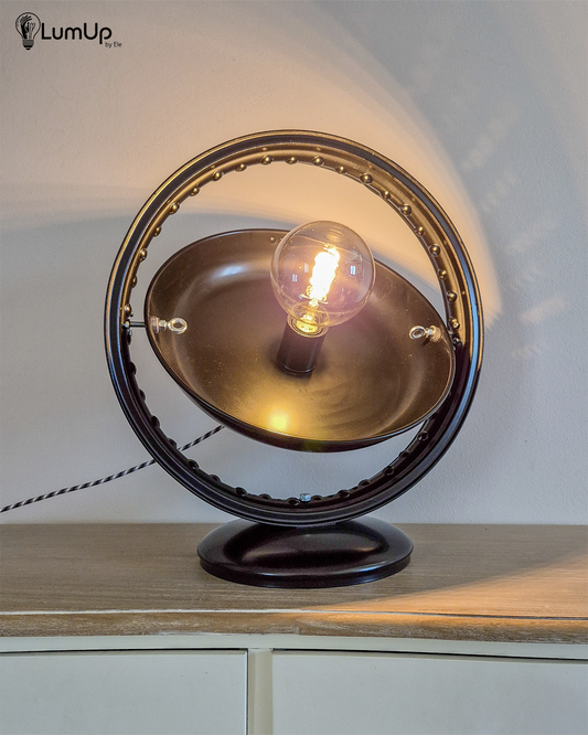 Lampada artigianale realizzata a partire da una ruota di motocicletta e un vecchio piatto di una bilancia.
Colore Nero - Cavo tessile a bianco, nero e grigio - Piatto rotante - immagine intera