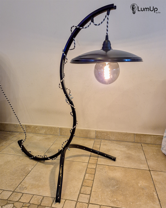 Lampada artigianale realizzata a partire da parti di ruota di bicicletta e un piatto metallico.
Colore Nero - Cavo tessile a bianco, nero e grigio - immagine intera