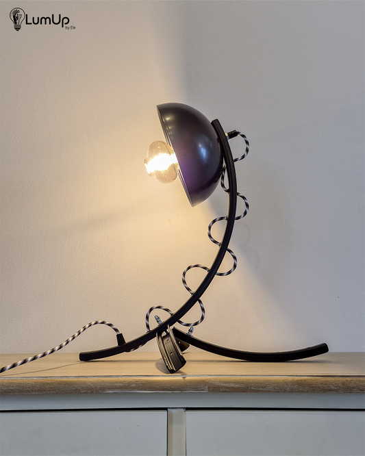 Lampada artigianale realizzata a partire da parti di ruota di bicicletta e una ciotola di metallo.
Colore Nero - Cavo tessile a bianco, nero e grigio - immagine intera